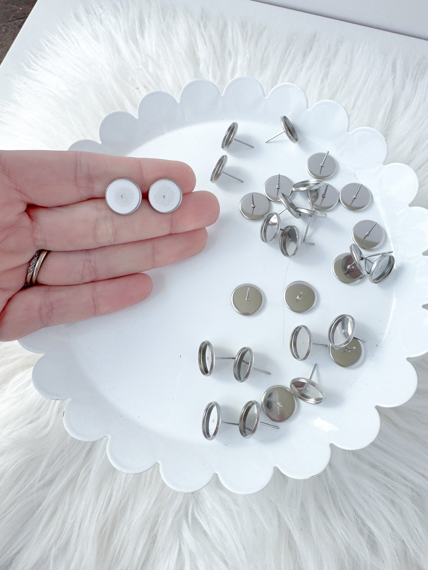 Bezel Stud Finding - 10 Pieces - April 2025