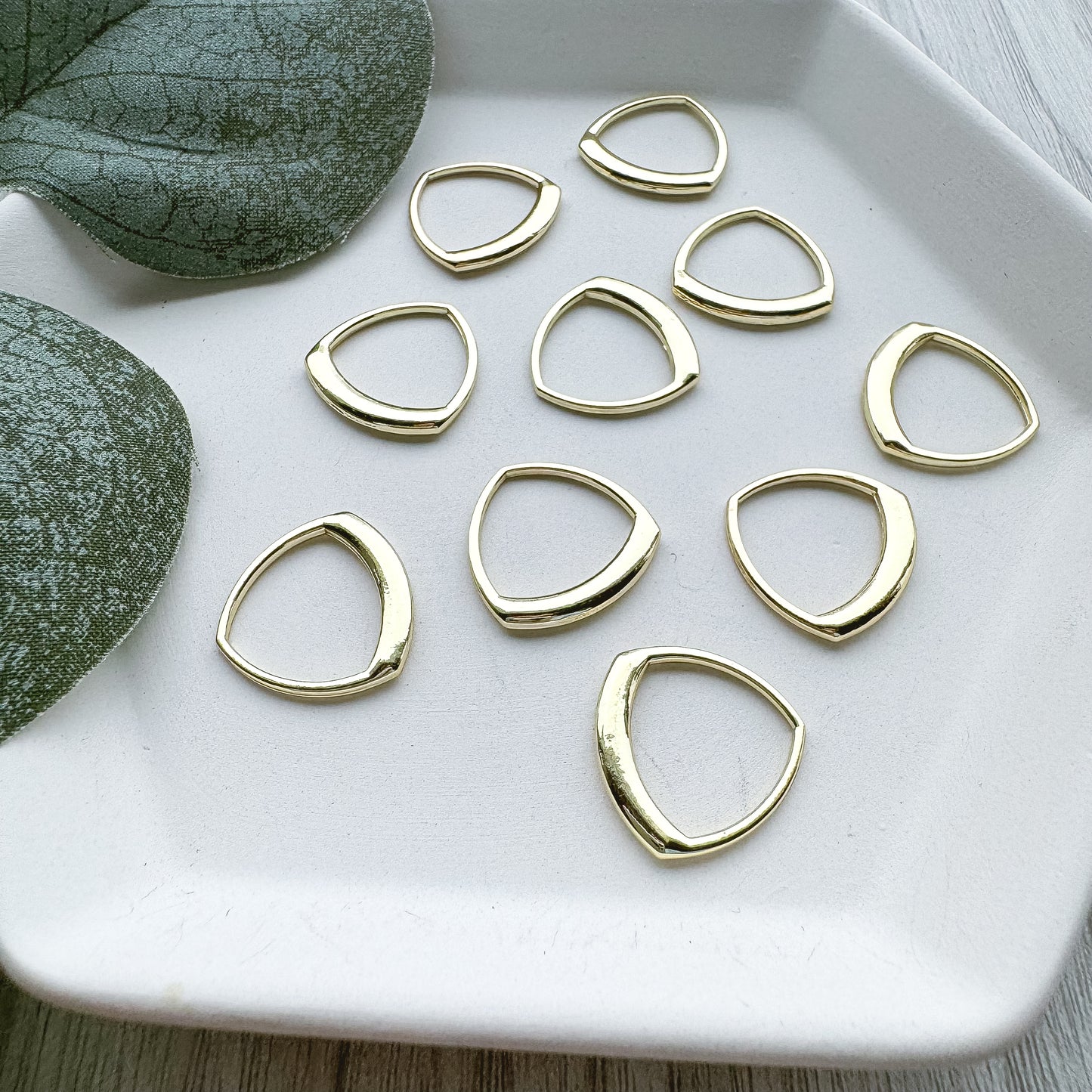 Round Thick Triangle - 10 PIECES