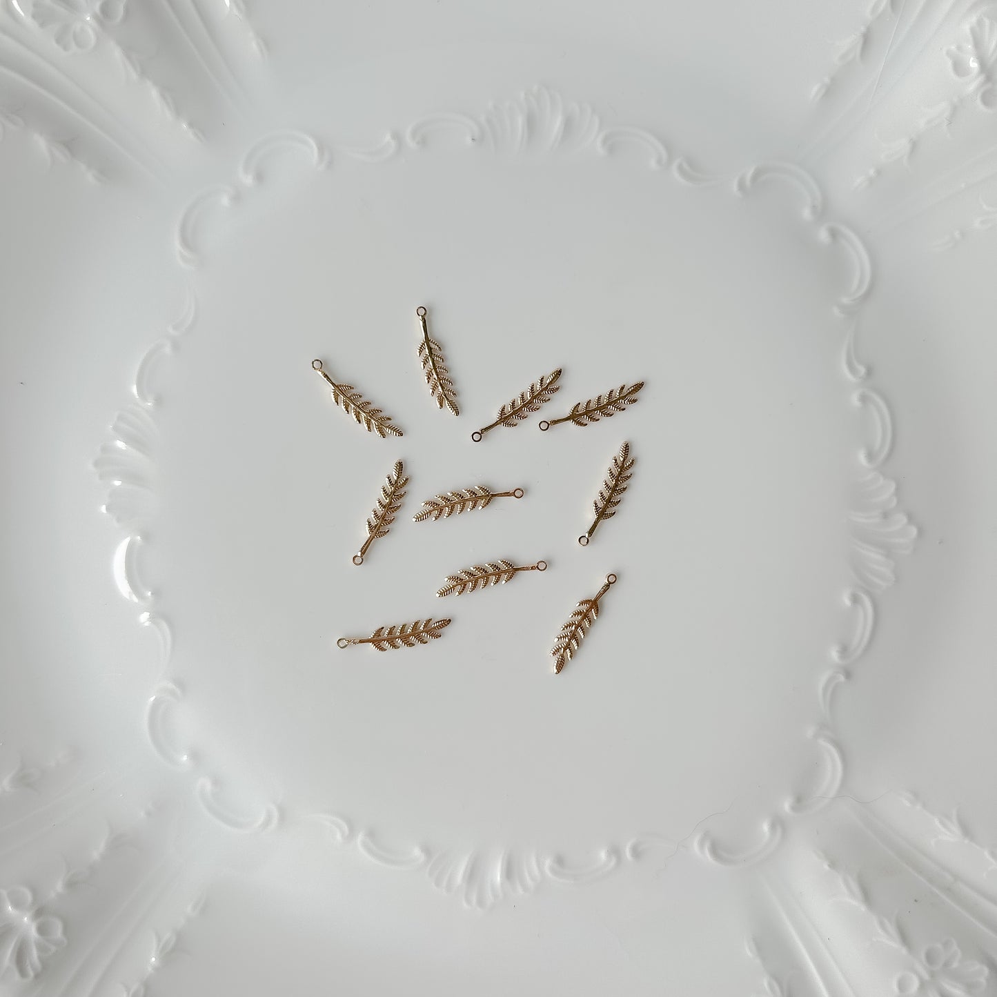 Leaf and Vine Charm - 10 PIECES - December 2023