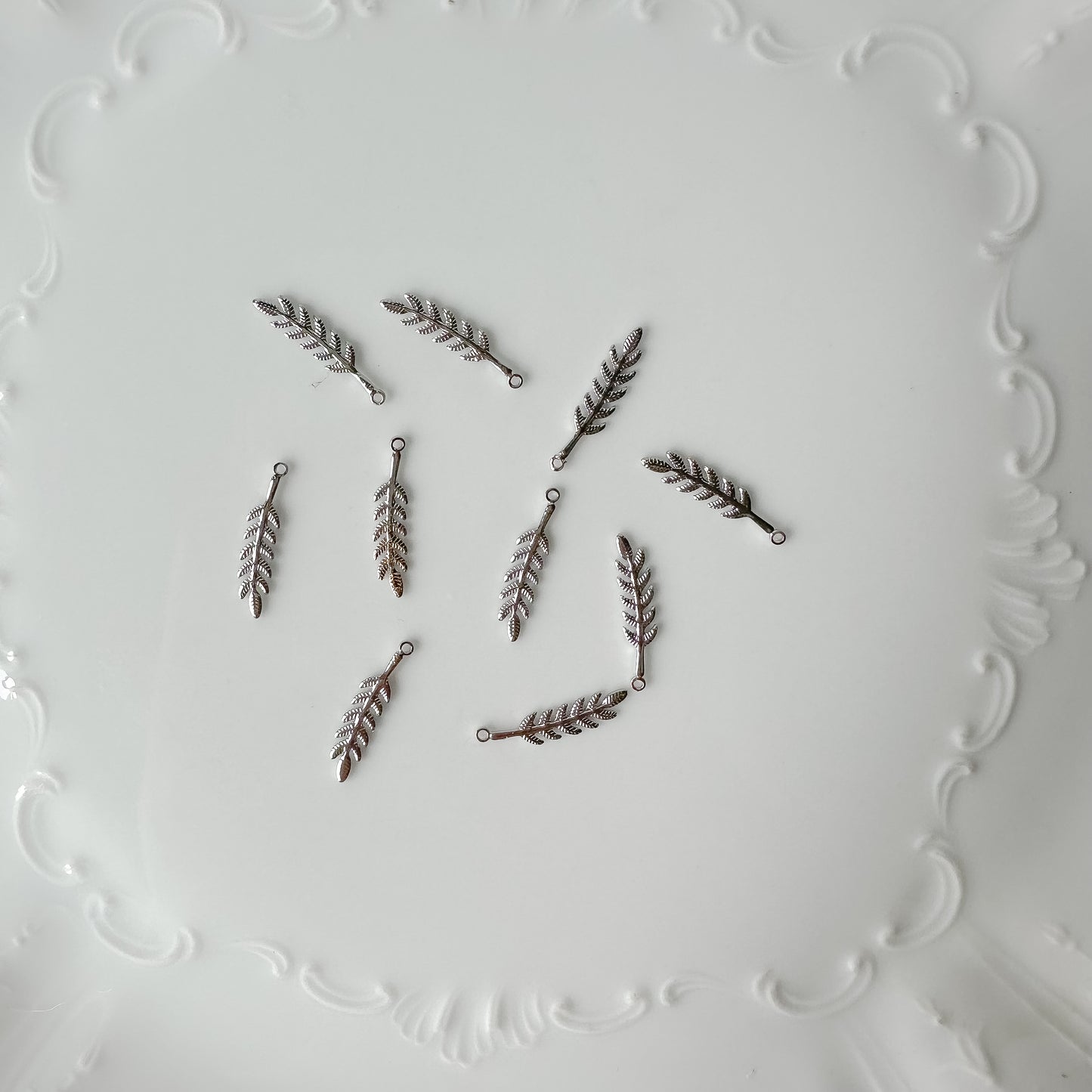 Leaf and Vine Charm - 10 PIECES - December 2023