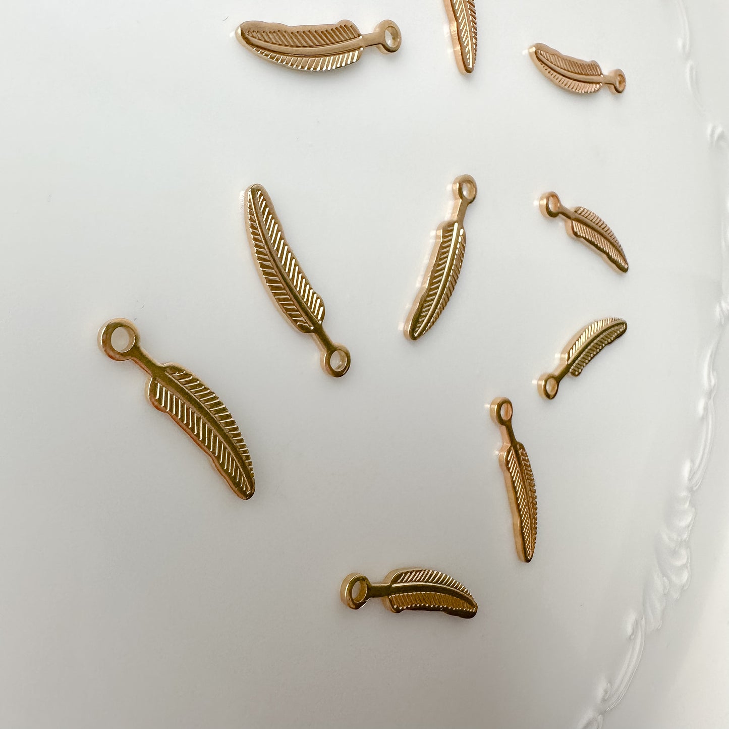 Feather Charm - 10 PIECES - December 2023