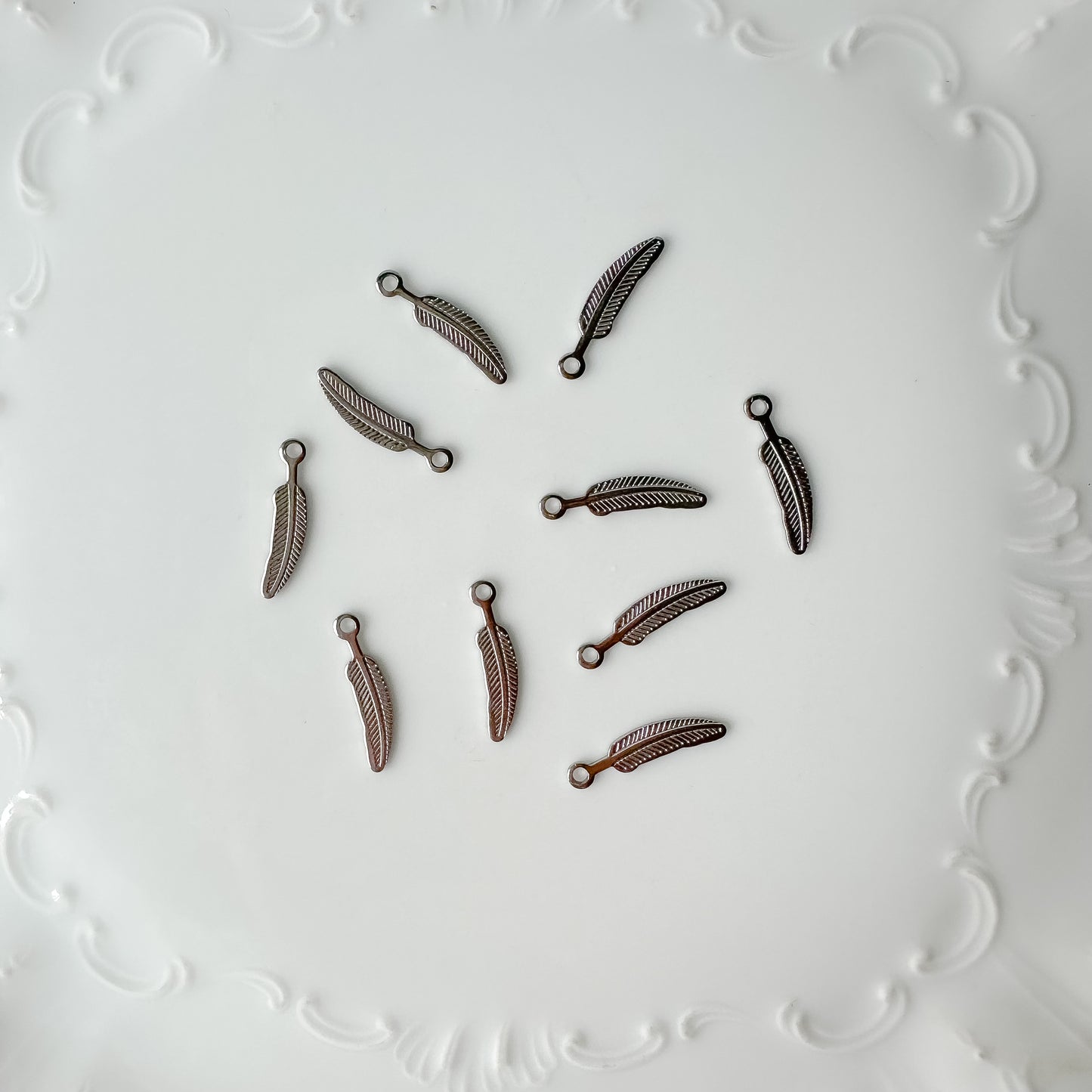 Feather Charm - 10 PIECES - December 2023