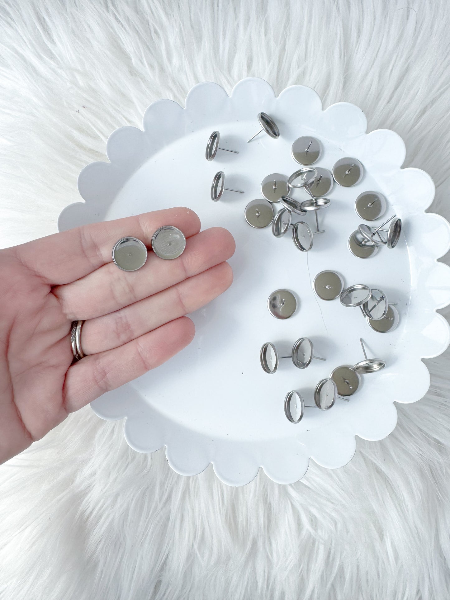 Bezel Stud Finding - 10 Pieces - April 2025
