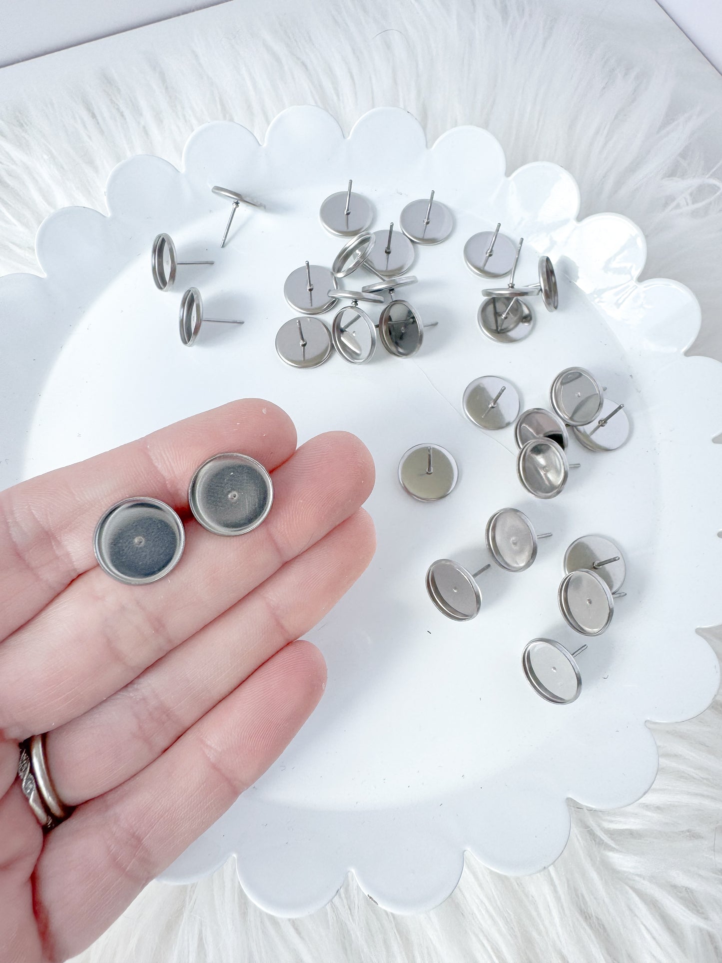Bezel Stud Finding - 10 Pieces - April 2025