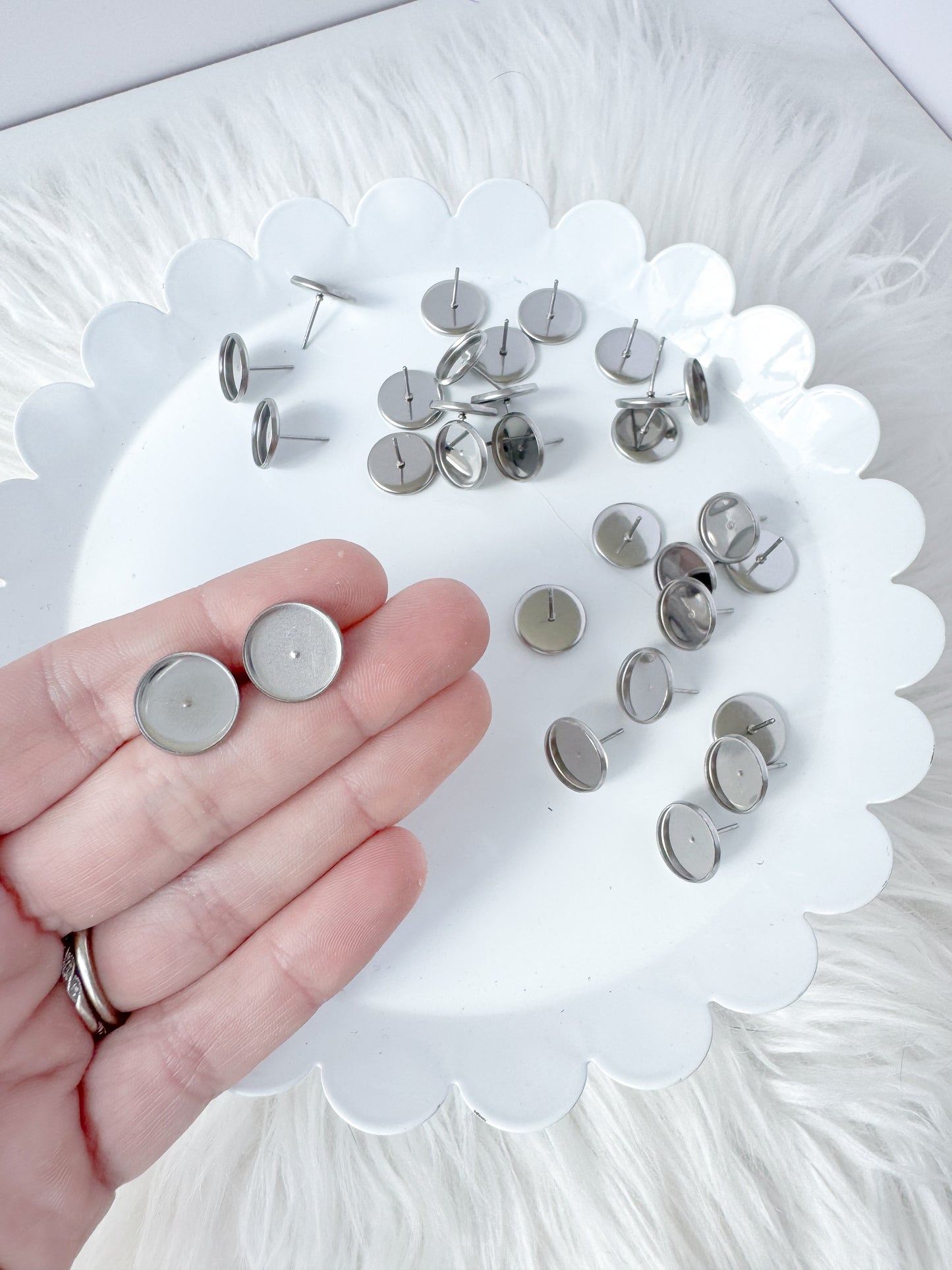 Bezel Stud Finding - 10 Pieces - April 2025