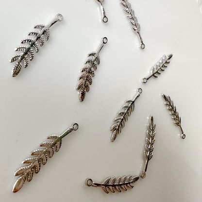 Leaf and Vine Charm - 10 PIECES  - December 2023