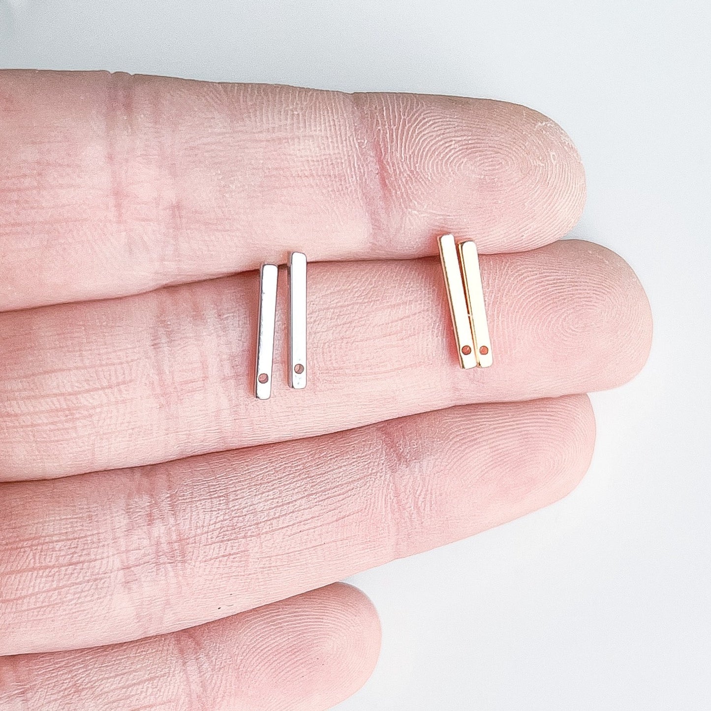 18k HQ Straight Bar Stud Finding - 10 PIECES - March Launch