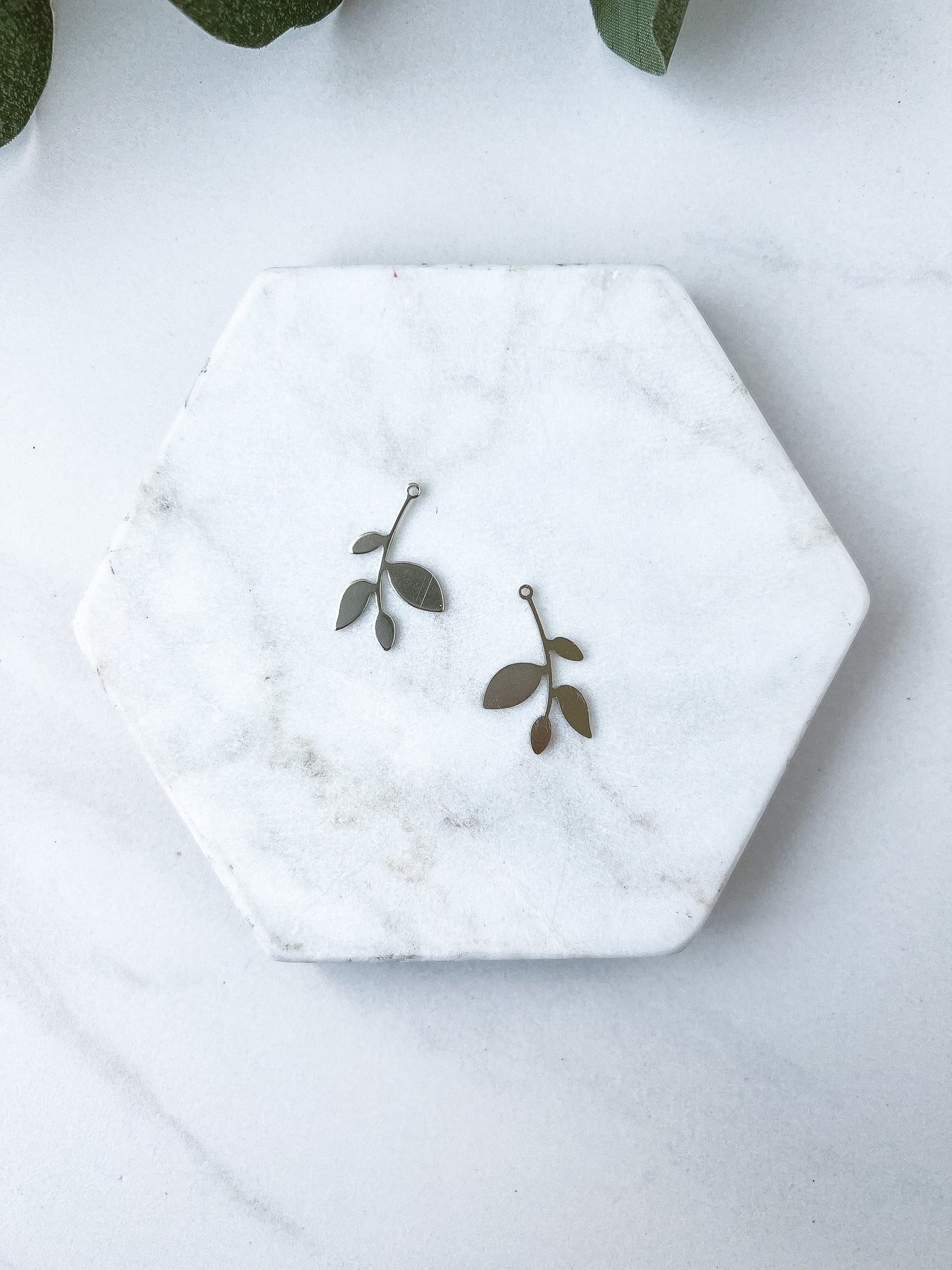 Pretty Little Leaves Charm - 10 PIECES